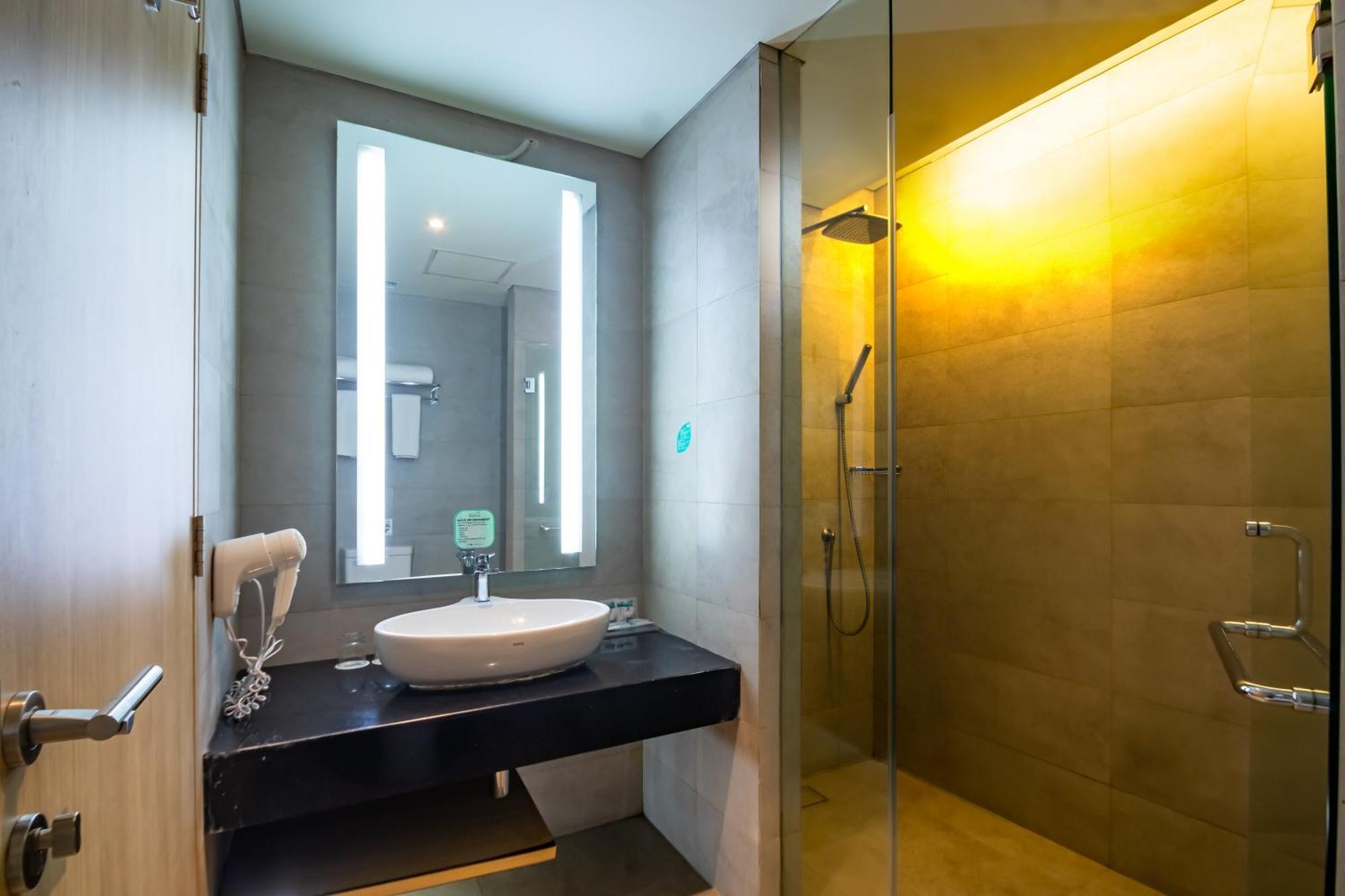 Hotel Ayola Lippo Чикаранг Экстерьер фото