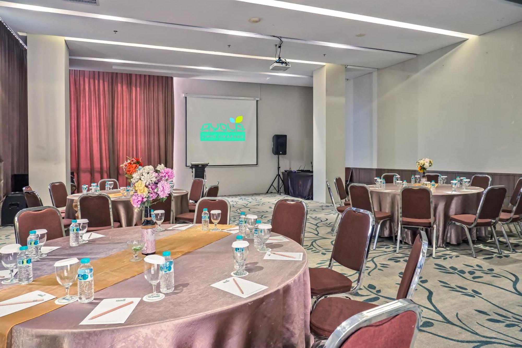 Hotel Ayola Lippo Чикаранг Экстерьер фото
