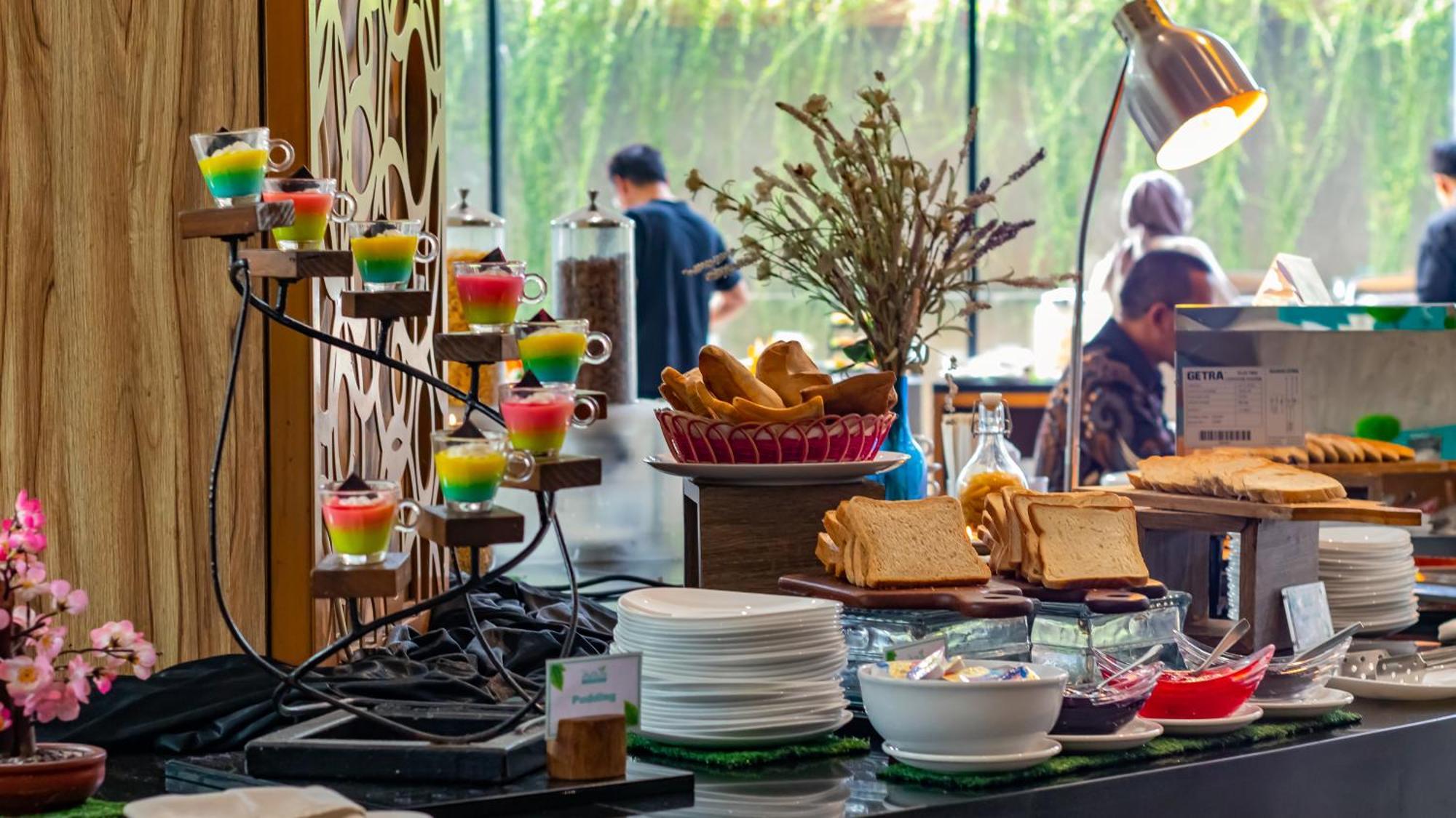 Hotel Ayola Lippo Чикаранг Экстерьер фото