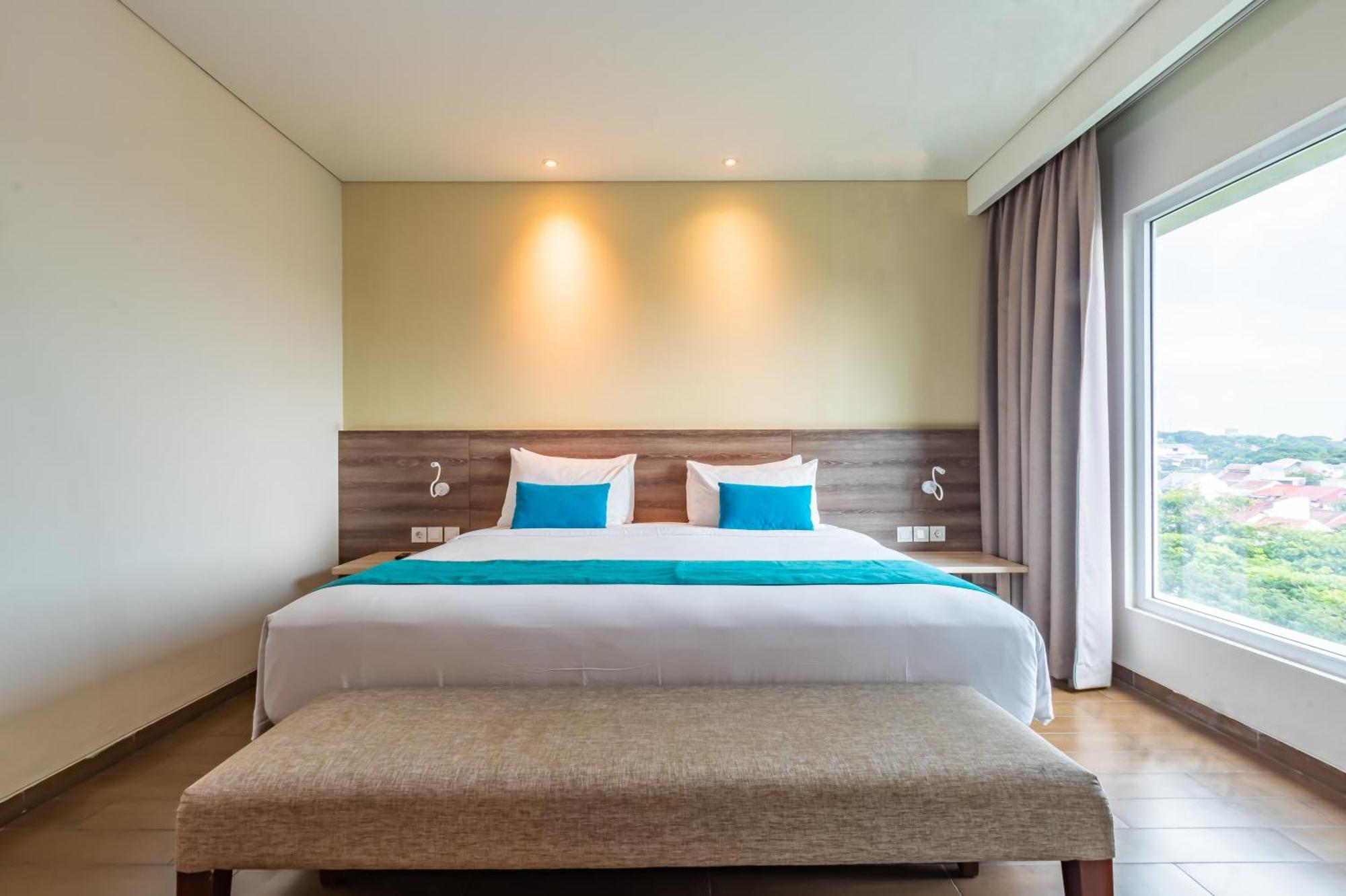Hotel Ayola Lippo Чикаранг Экстерьер фото