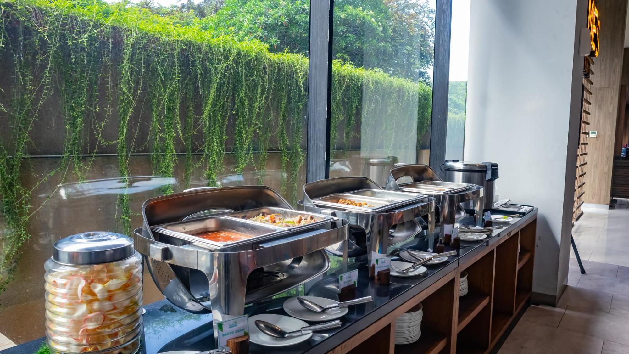 Hotel Ayola Lippo Чикаранг Экстерьер фото