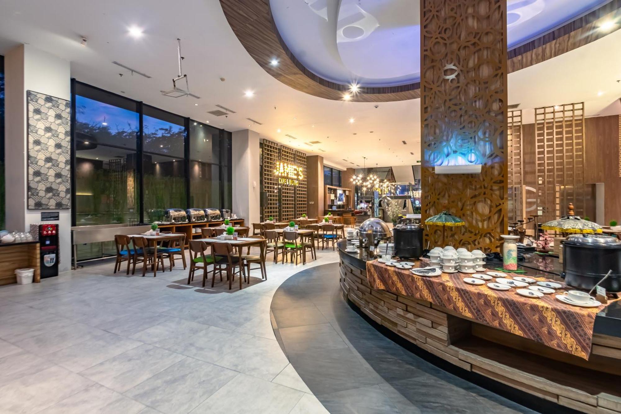 Hotel Ayola Lippo Чикаранг Экстерьер фото