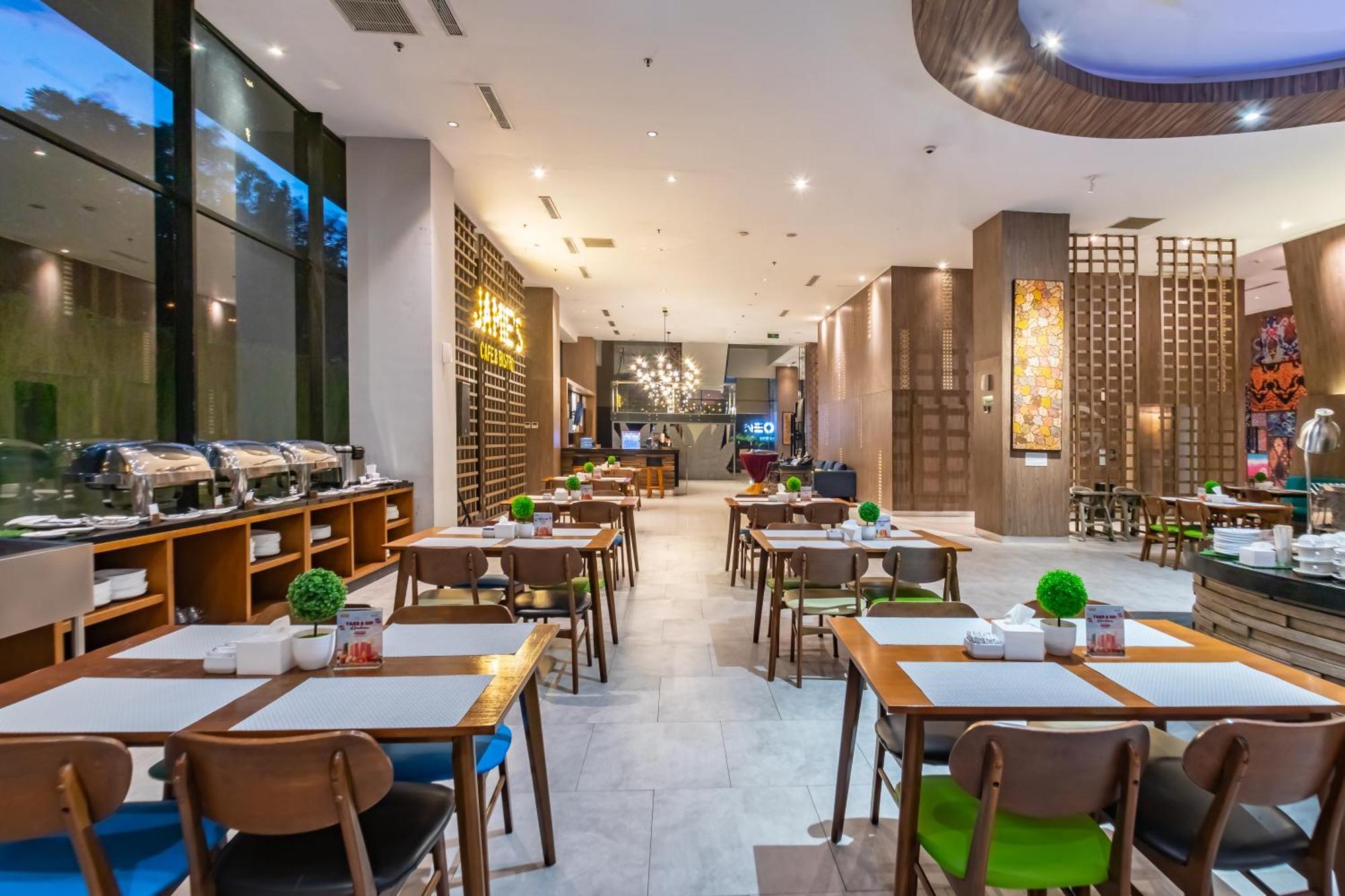 Hotel Ayola Lippo Чикаранг Экстерьер фото