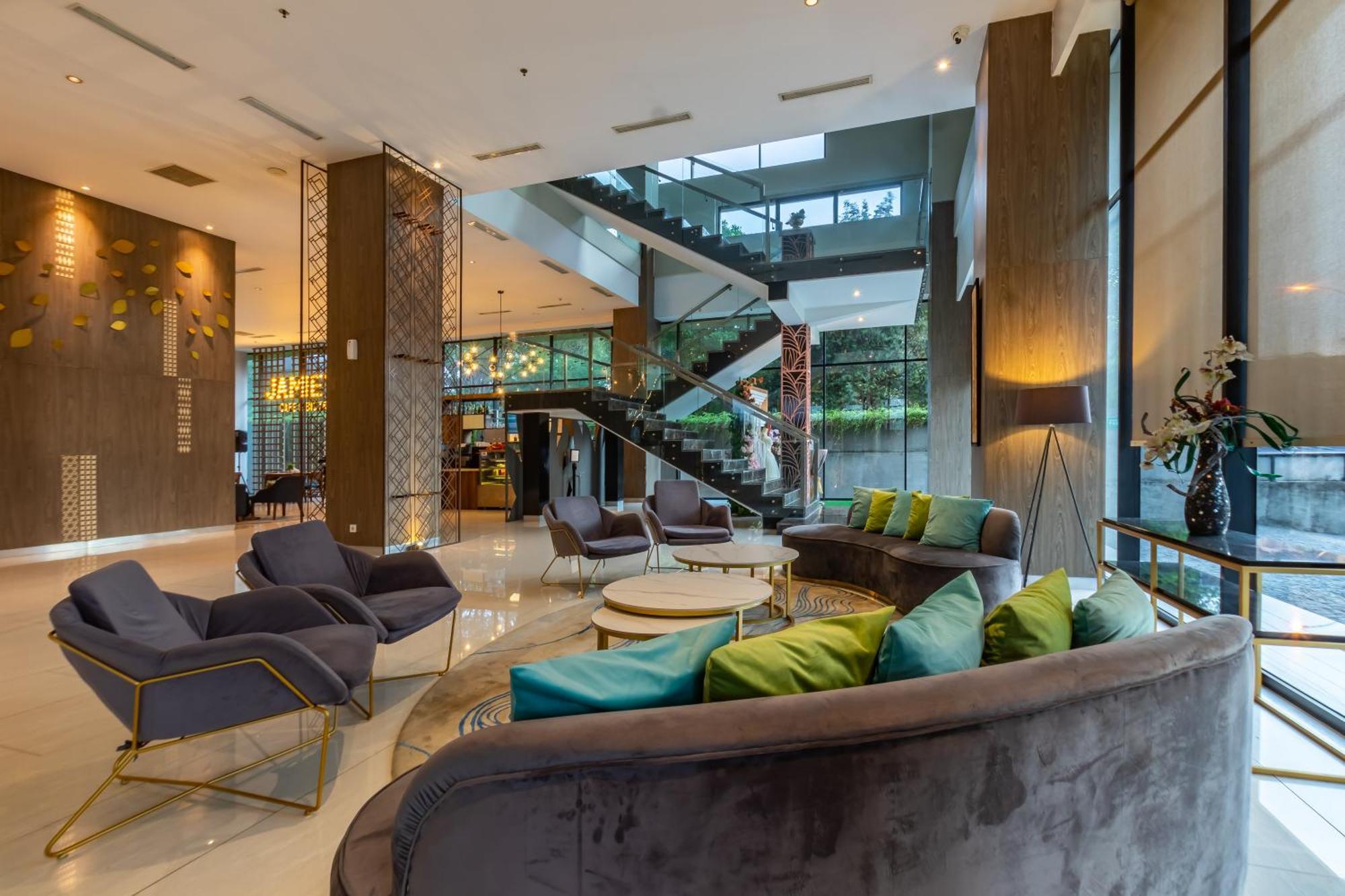 Hotel Ayola Lippo Чикаранг Экстерьер фото