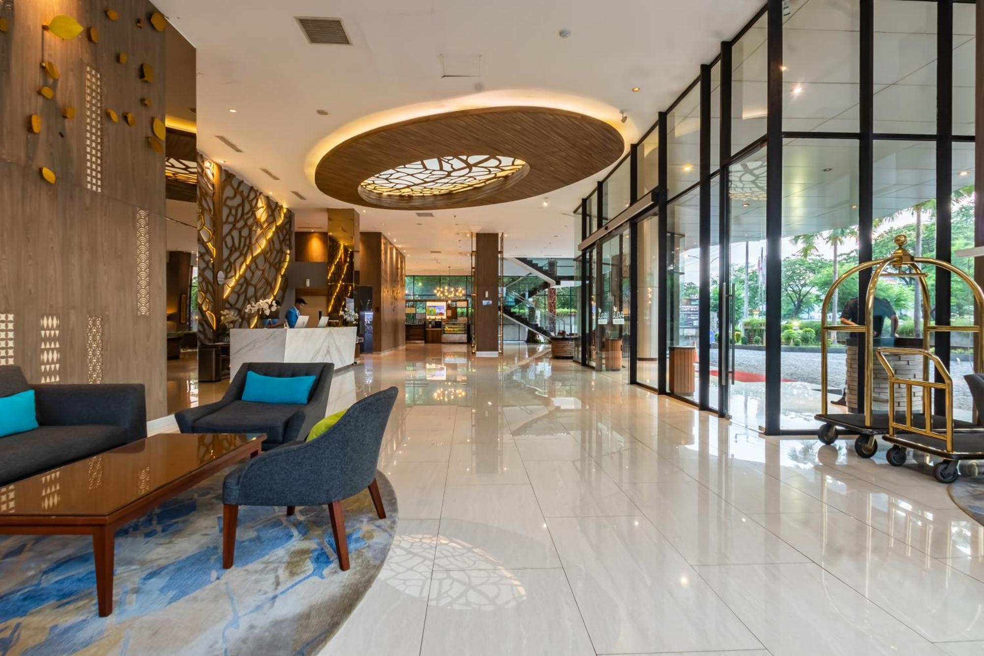 Hotel Ayola Lippo Чикаранг Экстерьер фото