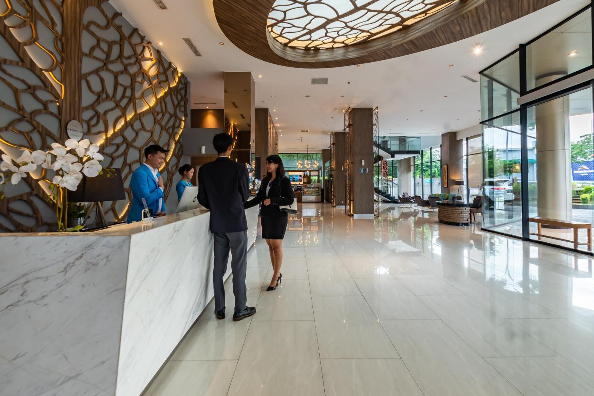 Hotel Ayola Lippo Чикаранг Экстерьер фото